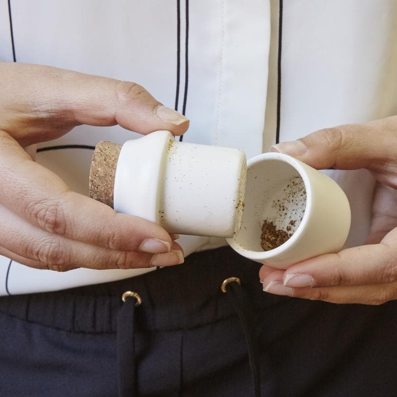 Ustensila mica pentru macinat - Ceramic Grinder and Jar Small White | Kikkerland
