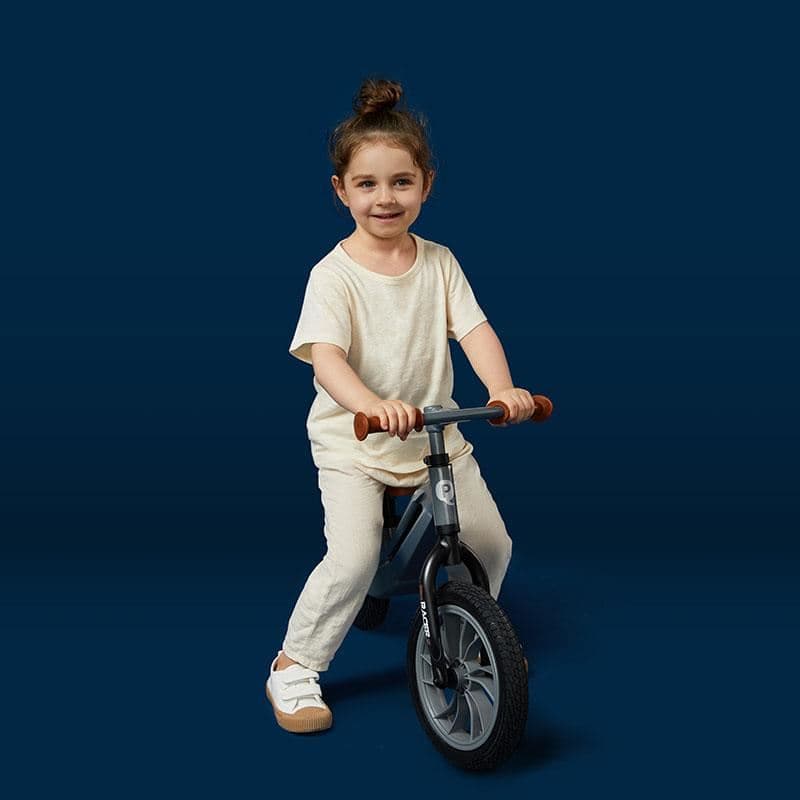 Bicicleta copii fara pedale Balance bike Qplay Racer Negru de la 3 ani pana la 30 kg, cadru usor de magneziu, reglabil, sa comoda, acoperita cu piele ecologica, roti de cauciuc gonflabil