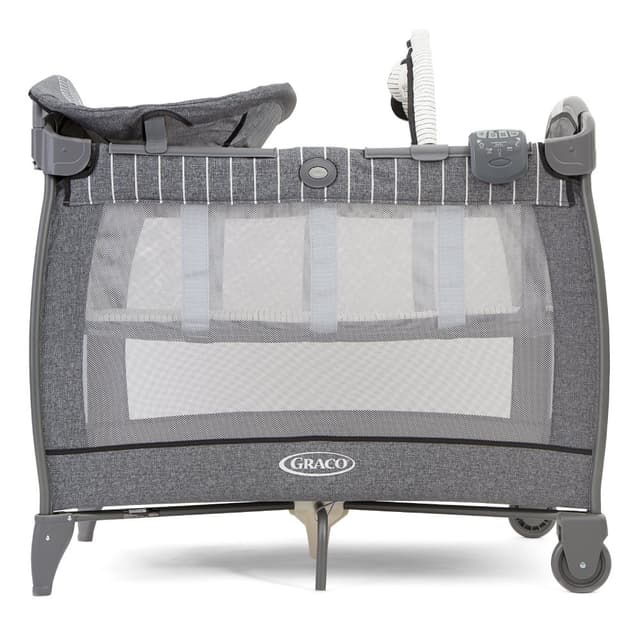 Patut Graco Contour Electra Suits Me cu masuta de infasat, arcada cu jucarii, roti, saltea pliabila si geanta de transport