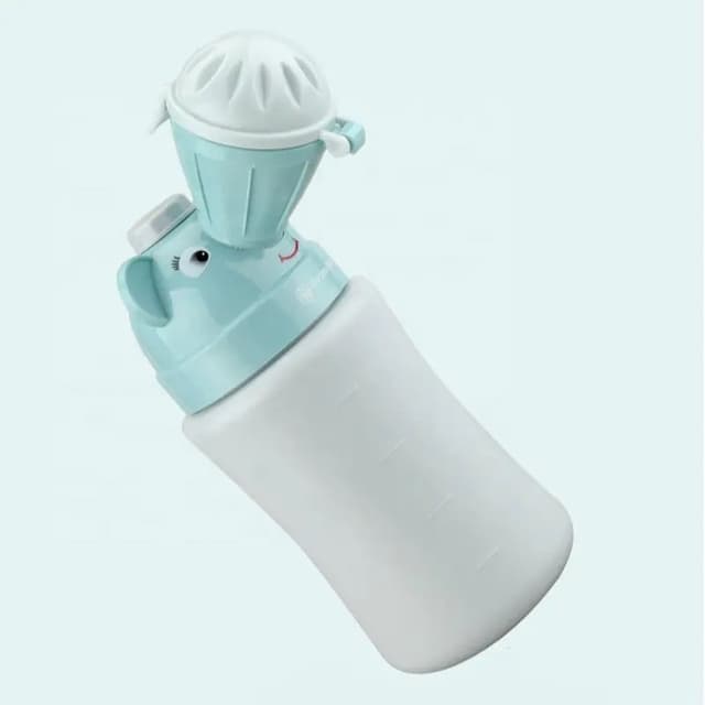 Pisoar portabil pentru baietei Little Mom Travel Blue reutilizabil, design ergonomic si intuitiv, dimensiune 22 x 8 cm, capacitate 500 ml