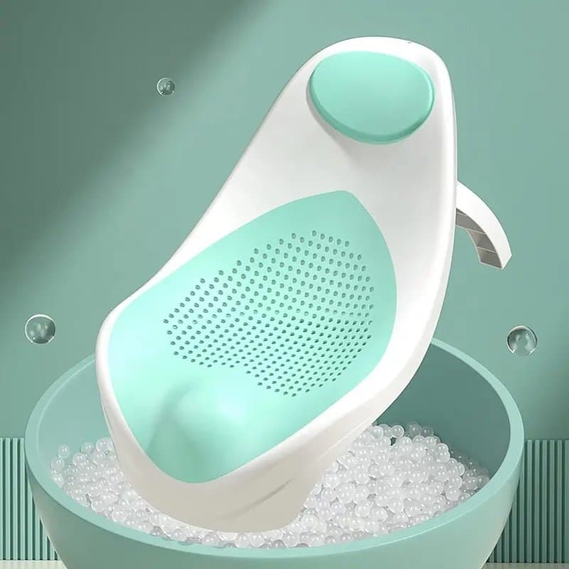Suport de baie pentru bebelusi Little Mom Green design ergonomic pliabil, prevazut cu tetiera si suprafata texturata cu gauri de scurgere a apei, dimensiune 54 x 27.5 x 22 cm