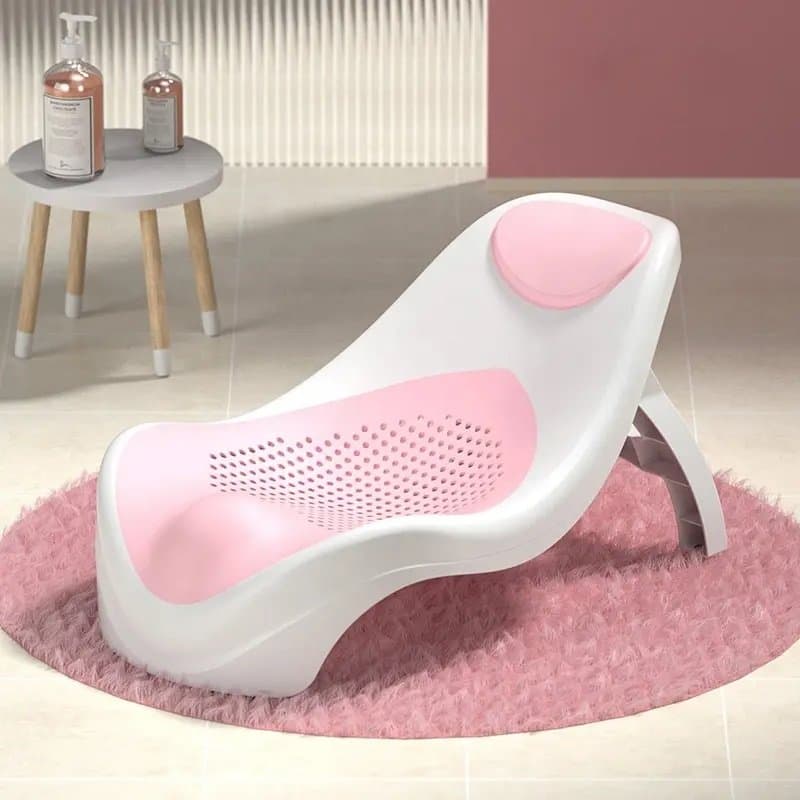 Suport de baie pentru bebelusi Little Mom Pink design ergonomic pliabil, prevazut cu tetiera si suprafata texturata cu gauri de scurgere a apei, dimensiune 54 x 27.5 x 22 cm