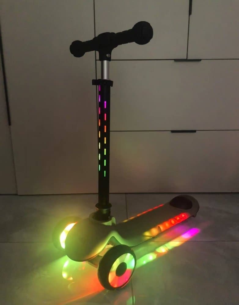 Trotineta pliabila pentru copii Nichiduta Black, cu functii muzicale si lumini LED, ghidon reglabil, manere ergonomice, frana pe roata din spate, dimensiune 60 x 84 cm