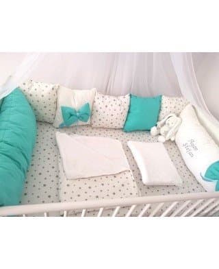 Lenjerie personalizata cu aparatori din 7 pernute pufoase Verde menta stelute gri pe alb 120x60 cm