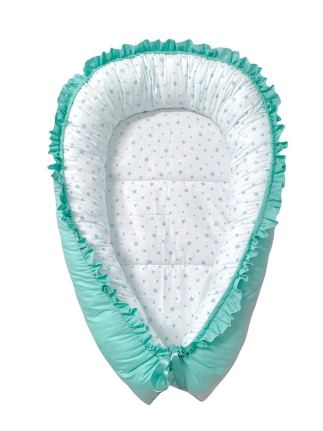 Cuib pentru bebelusi cu desfacere si volanase verde menta - stelute verde menta pe alb