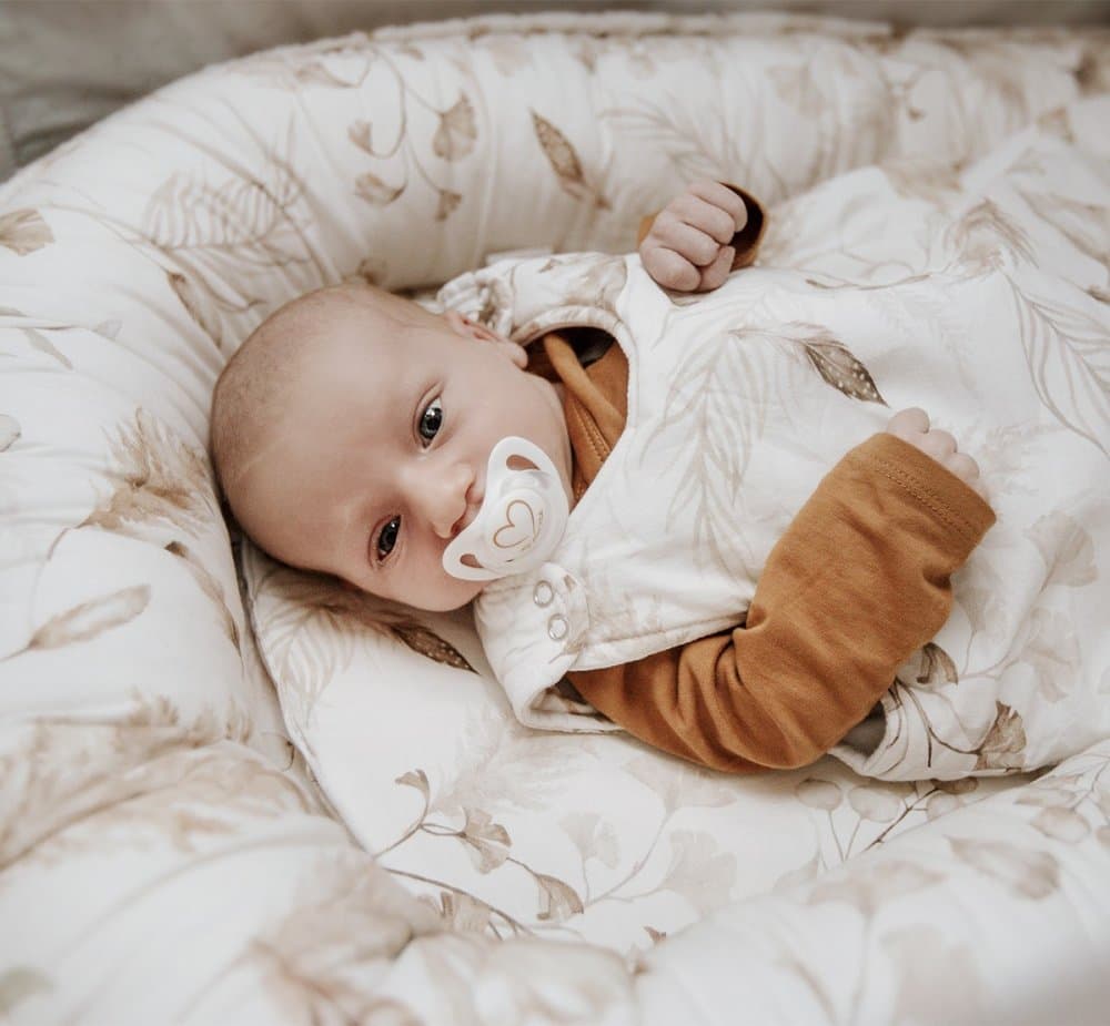 Suport de dormit by BabySteps Babynest Premium bumbac si catifea 70x35 cm Peony Dreamland Ecri
