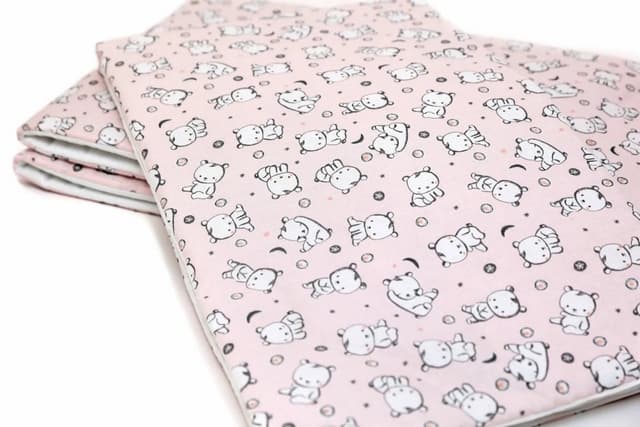 Set protectii patut din bumbac 60x120 cm Baby Bear roz KidsDecor