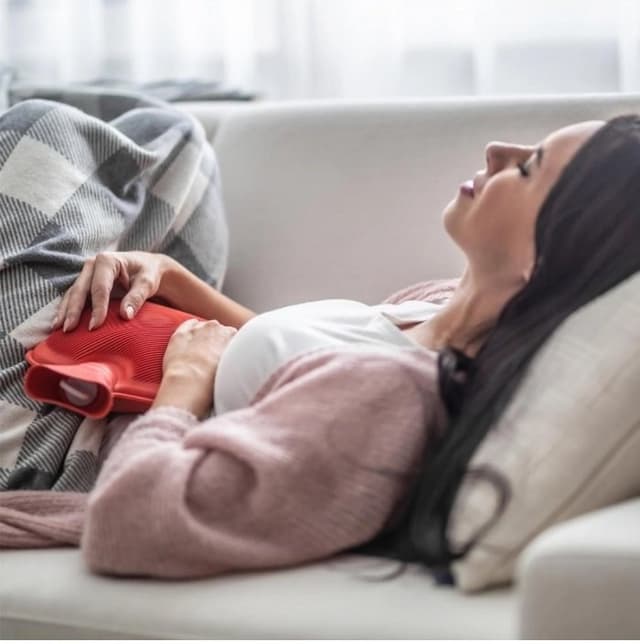 Perna cu apa calda Termofor Sanity Eko recipient cauciucat, capacitate 2l efect terapeutic rosu