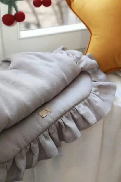 Sac de dormit BabyLy in gri cu volanase cu umplutura antialergica BabySoft marimea S 2 tog pe tot parcursul anului 0-9 luni