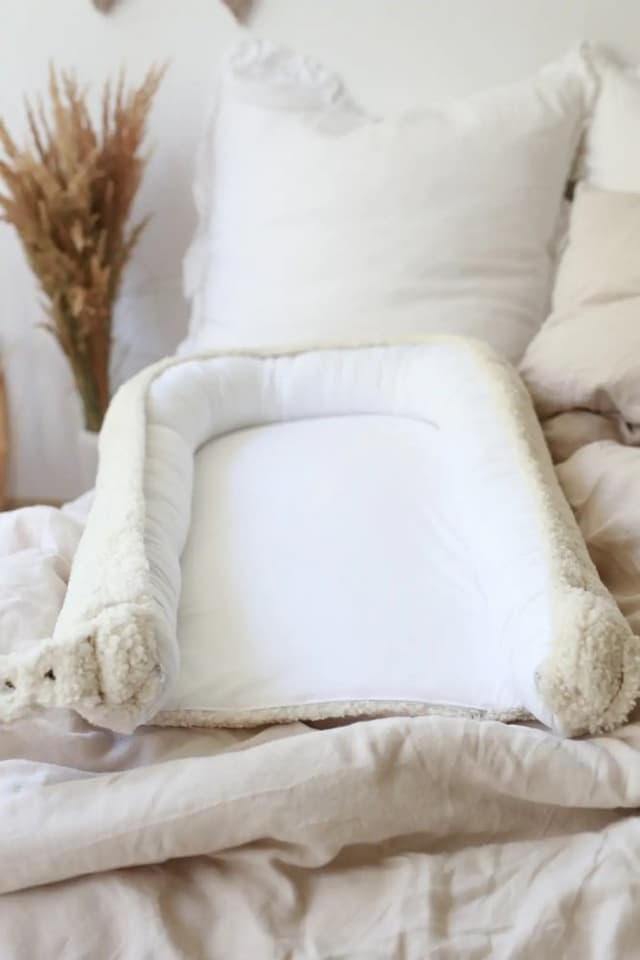 Suport de dormit babynest premium bumbac organic si tesatura bucle crem Teddy by BabyLy 80x50 cm