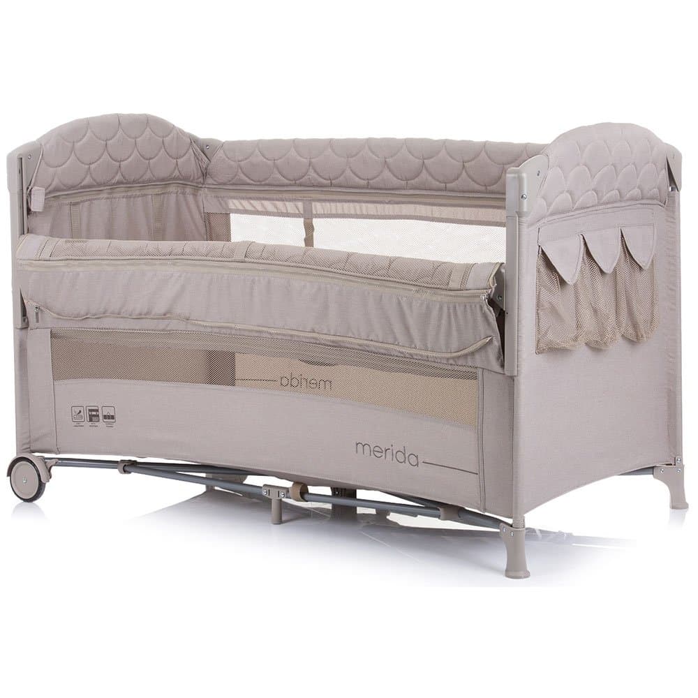 Patut Chipolino Merida sand linen cu laterala culisanta, pliabil, cu laterala culisanta, sistem side-sleeping, roti cu sistem blocare, buzunar depozitare