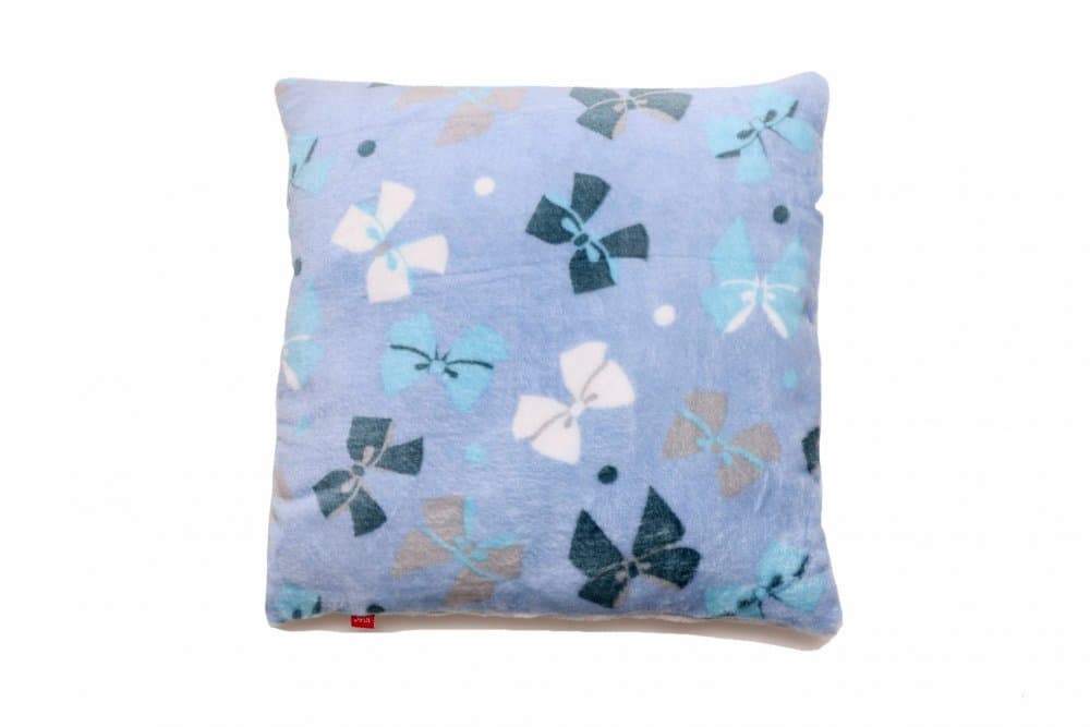 Perna pufoasa de plus cu doua fete albastru cu fundite fata si gri cu buline pe verso 37x37 cm