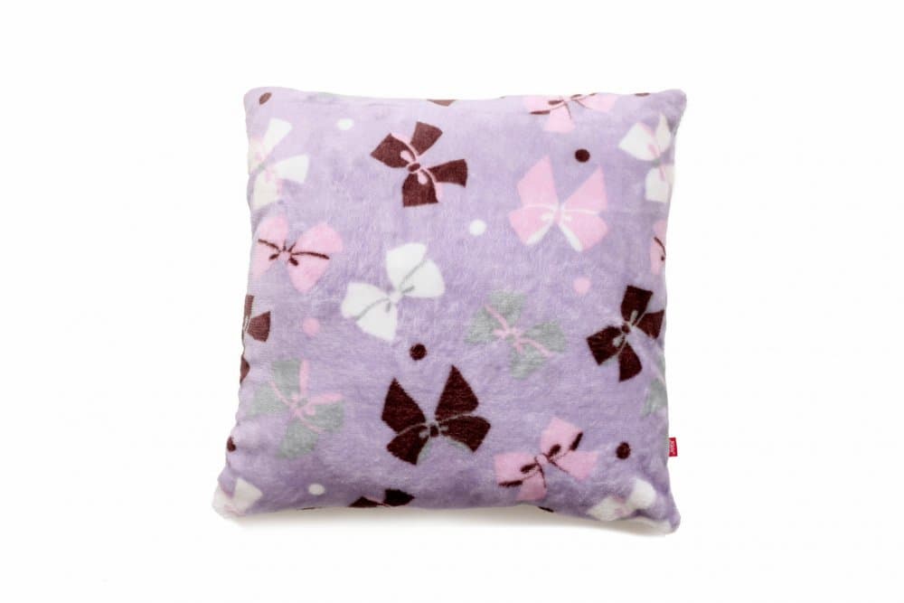 Perna pufoasa de plus cu doua fete mov cu fundite fata si gri cu buline pe verso 37x37 cm