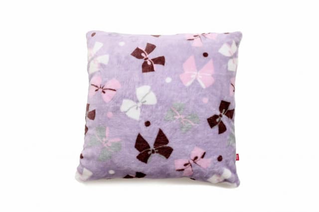 Perna pufoasa de plus cu doua fete mov cu fundite fata si gri cu buline pe verso 37x37 cm
