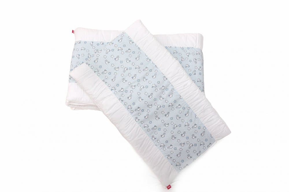 Set protectii patut KidsDecor din bumbac Blue Ducks 50 x 100 cm