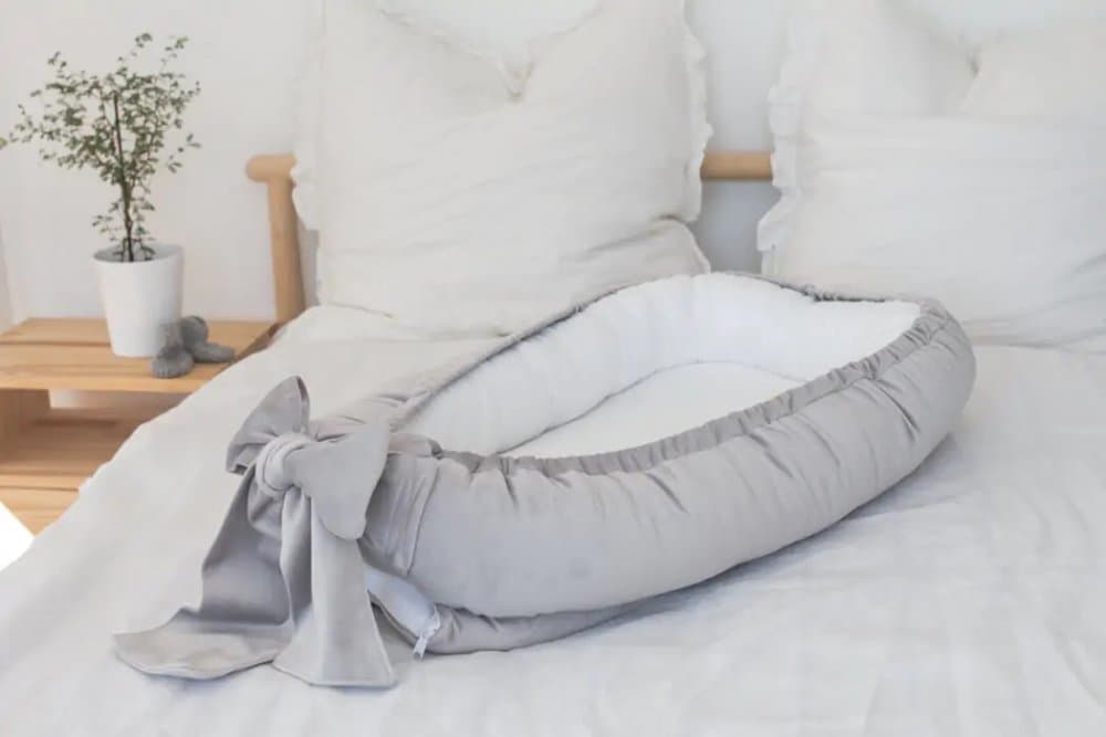 Suport de dormit Babynest Premium Bumbac Organic 80x50 cm Catifea Gri Deschis cu Funda