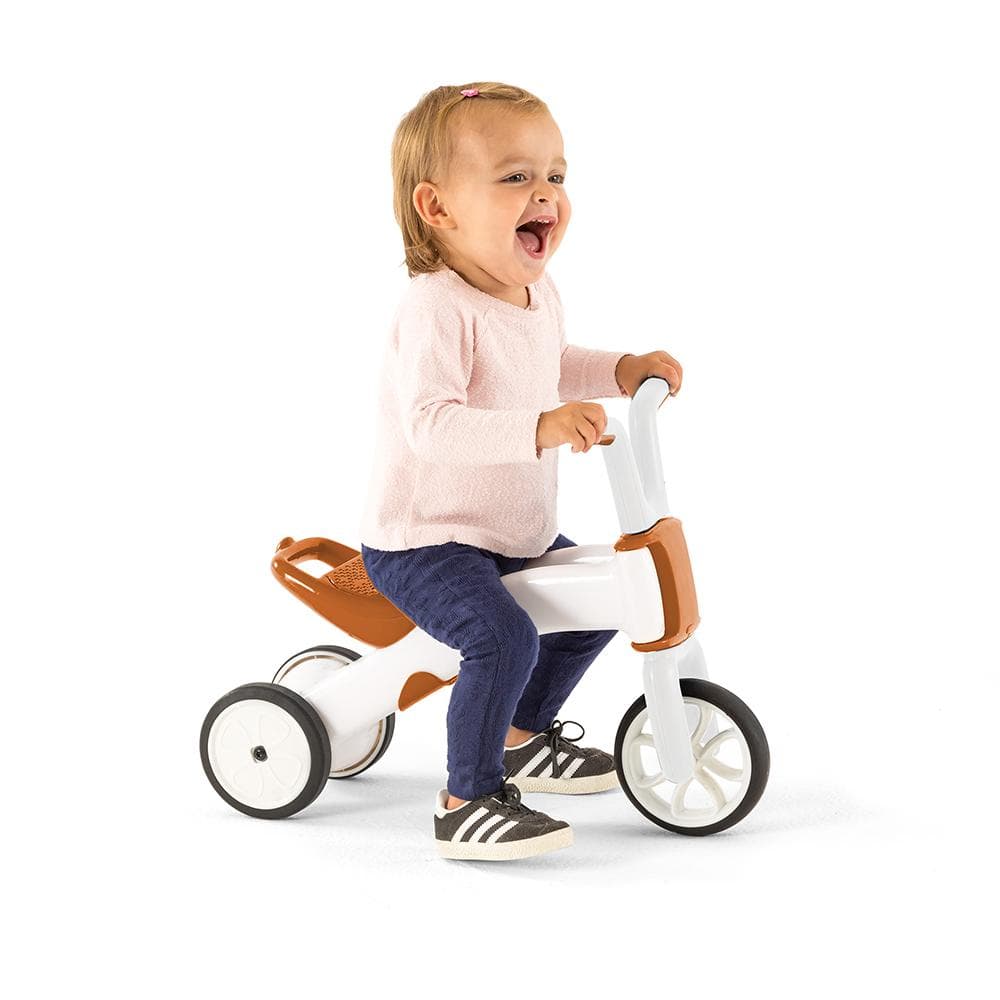 Tricicleta pentru copii Chillafish Bunzi Mate Camel 2 in 1, transformabila in bicicleta fara pedale, scaun usor reglabil, roti din cauciuc sintetic, spatiu depozitare jucarii, greutate admisa 25 kg