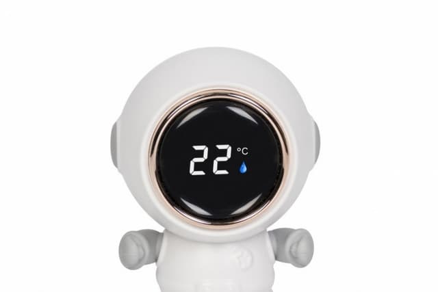 Termometru 3 in 1 Colibro, pentru baie, camera si jucarie, cu display LED, model Cosmonaut cu brate mobile, dimensiune 5.5 x 7 cm