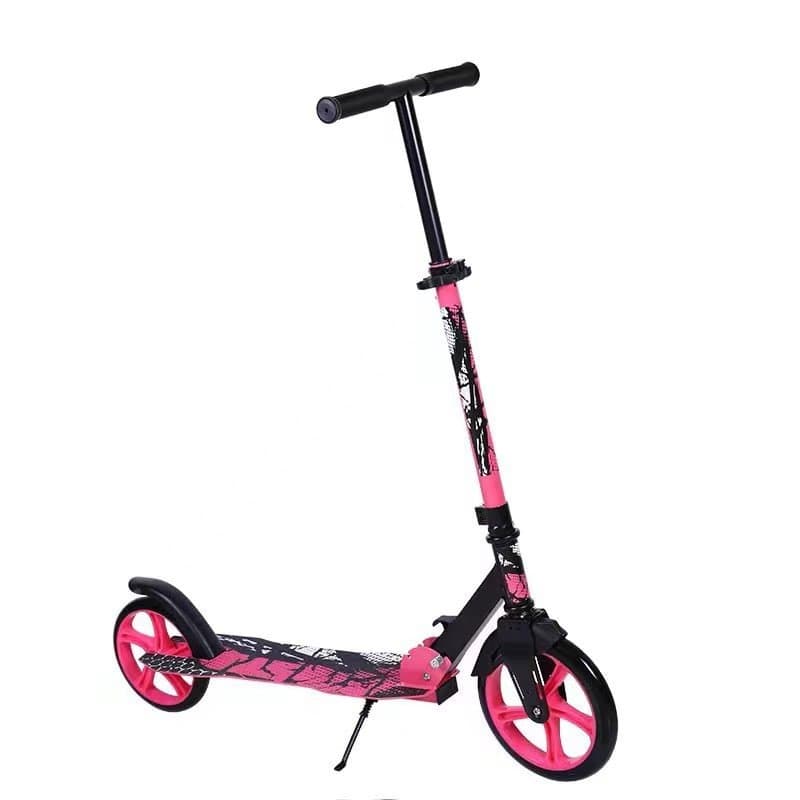Trotineta copii si adolescenti Novokids Funky Camo PRO Roz Camuflaj, maxim 100 kg, functie Super Brake, diametru roata fata 230 mm