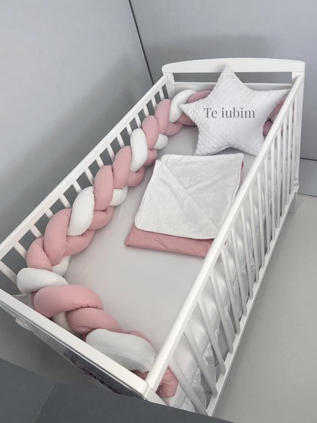 Lenjerie cu aparatoare impletita in 3, din bumbac, lungime 240 cm, cu cearsaf, paturica si perna steluta Te iubim Roz PudraAlb