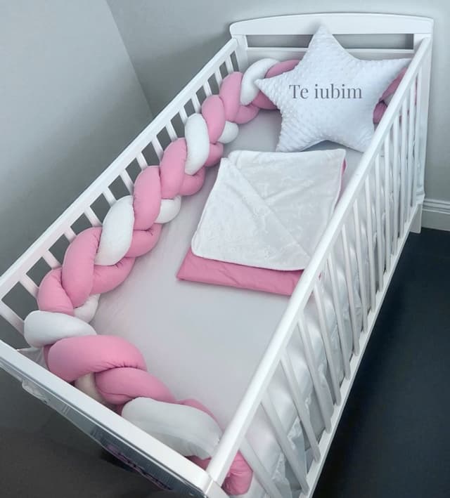 Lenjerie cu aparatoare impletita in 3, din bumbac, lungime 240 cm, cu cearsaf, paturica si perna steluta Te iubim RozAlb