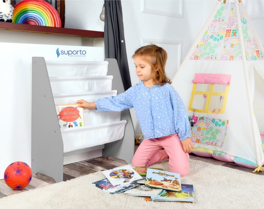 Raft de carti pentru copii Suporto Gri din lemn MDF, organizator cu etajere din textil pentru depozitare jucarii, carti si caiete, 71.5 x 62 x 30 cm