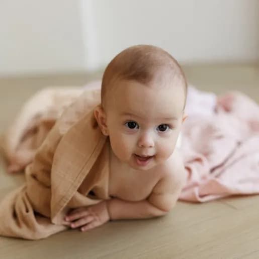 Muselina multifunctionala din bumbac organic 120x120 cm Onino Hug.me Sandy rose