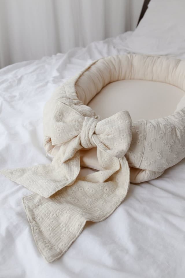 Suport de dormit babynest BabyLy din bumbac brodat Lilly cu funda 70x50 cm