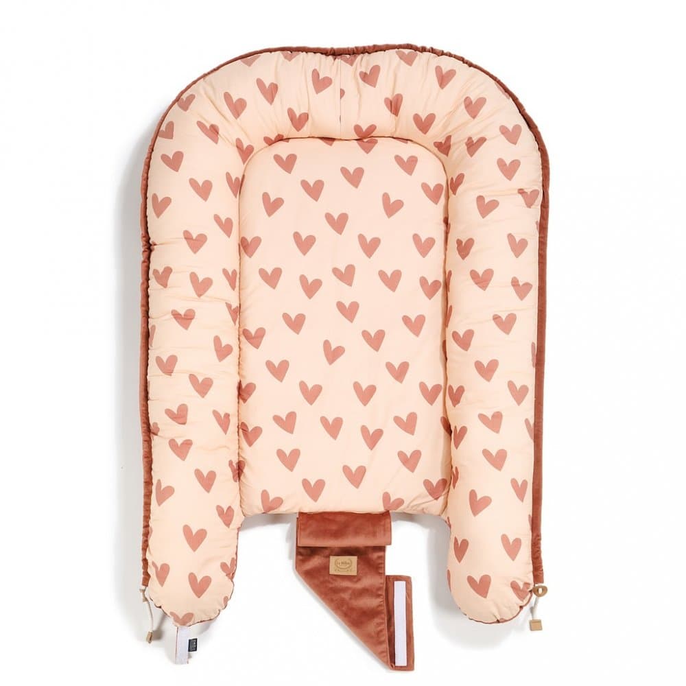 Baby nest pentru bebe La Millou Velvet Heartbeat Pink