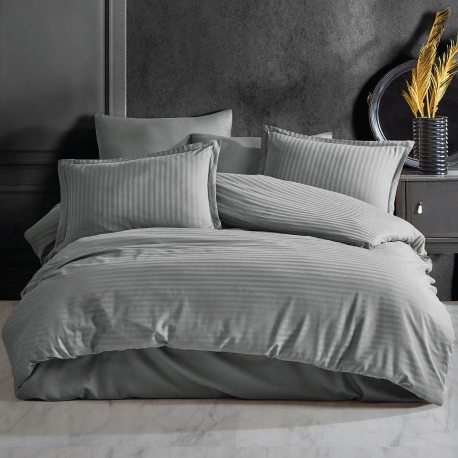 Lenjerie Somnart pentru pat dublu cu 4 piese, cearceaf pat clasic 240 x 260 cm, cearceaf pilota 200 x 230 cm, 2 fete de perne 50 x 70 cm, din bumbac damasc gri