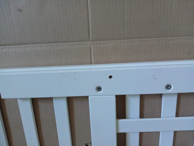 Patut bebe din lemn masiv Drewex Olek alb cu laterala culisabila si inaltime reglabila a saltelei 120 x 60 cm