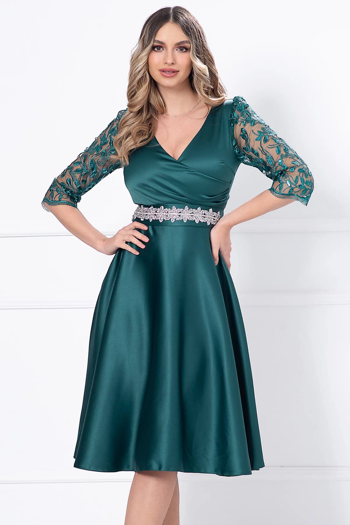 Rochie eleganta midi in clos verde cu maneci din tulle brodat
