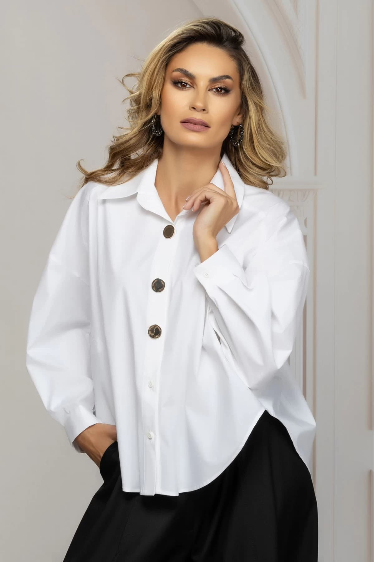 Camasa dama office alba oversize cu nasturi aurii