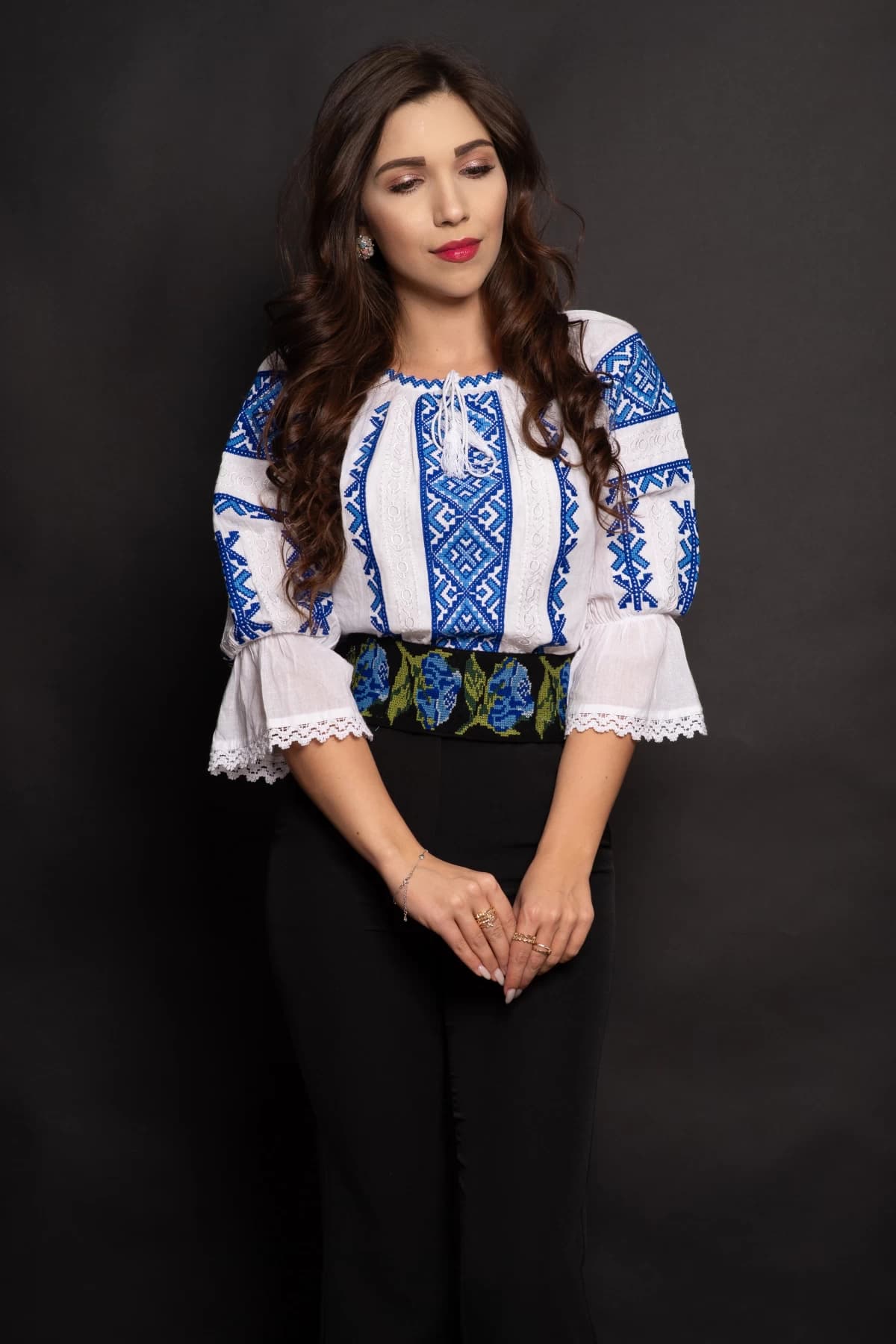 Ie dama Catrina cu broderie albastra cu motivul rombului