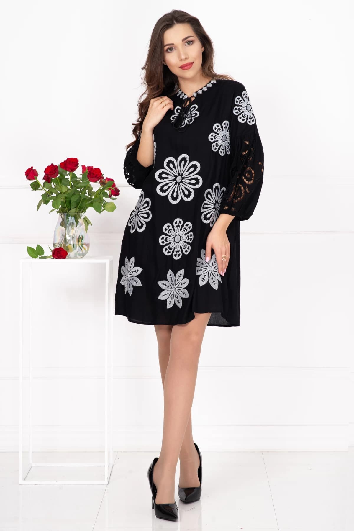 Rochie traditionala neagra Natasha cu flori brodate si maneci perforate