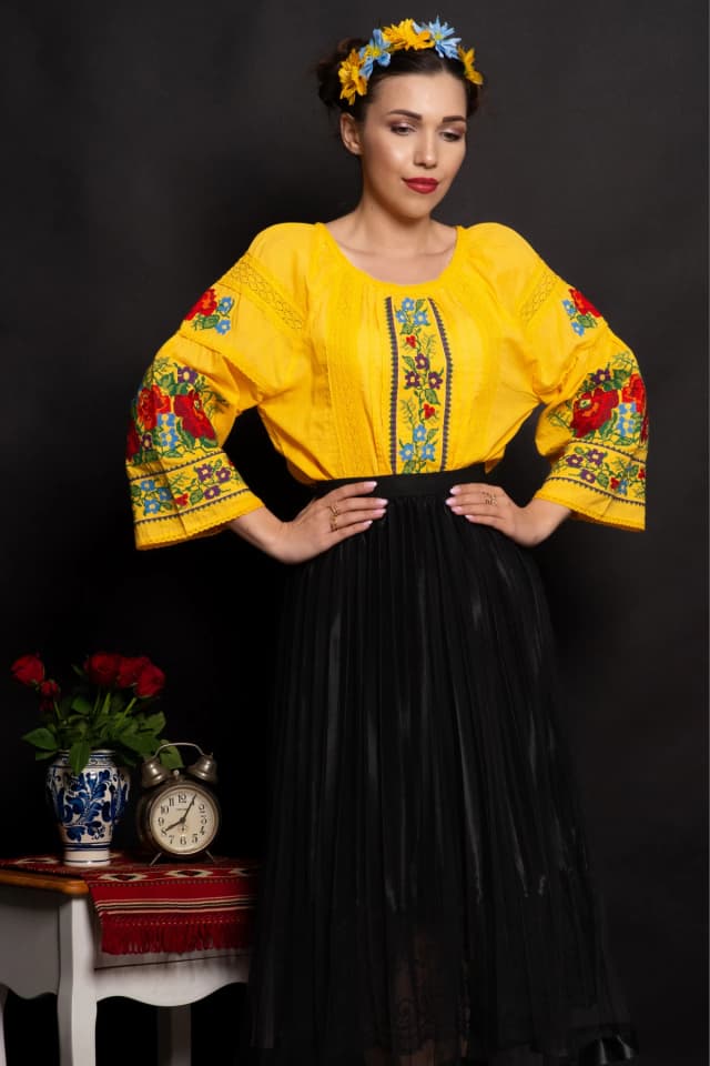 Ie dama traditionala galbena Iustina cu simbolul trandafirului