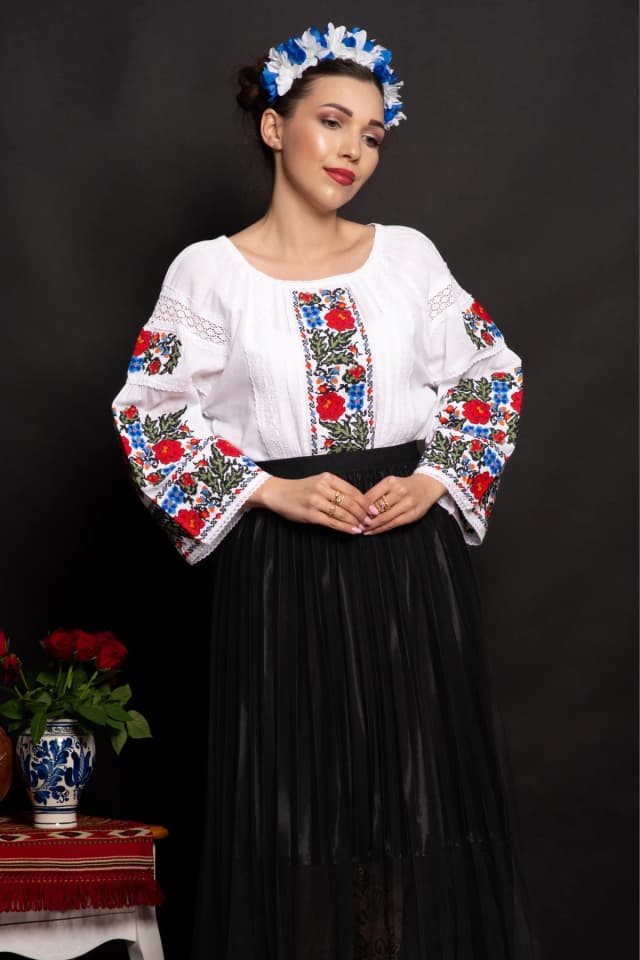 Ie traditionala dama cu broderie florala si benzi din dantela de bumbac
