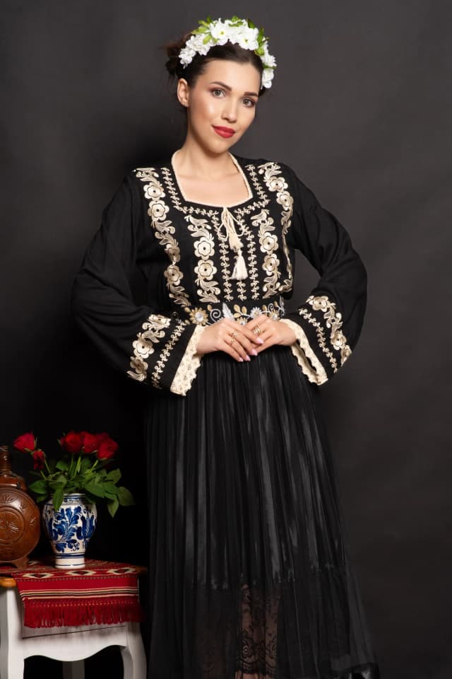 Ie dama neagra traditionala Marcela cu flori bej brodate
