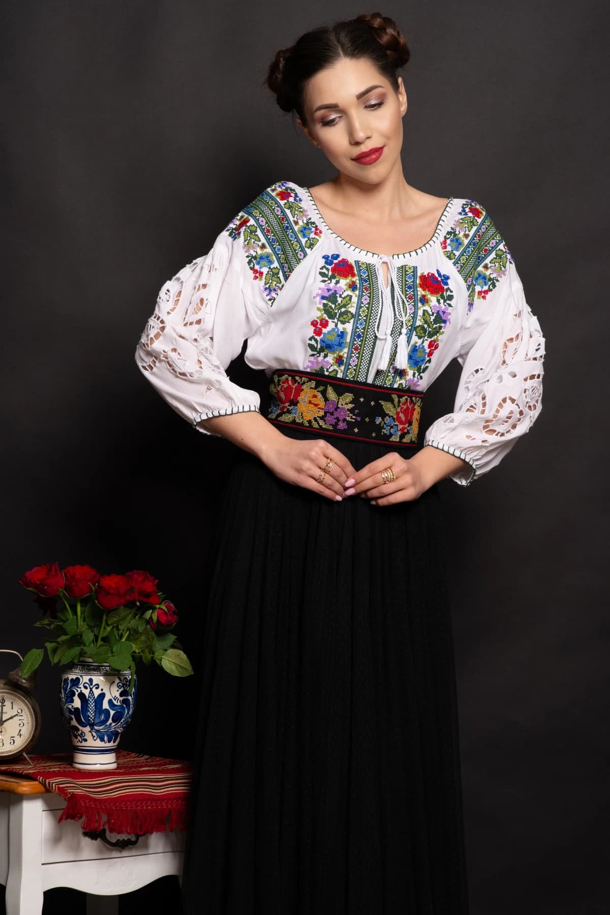 Ie traditionala alba Stefania cu maneci perforate si broderie florala