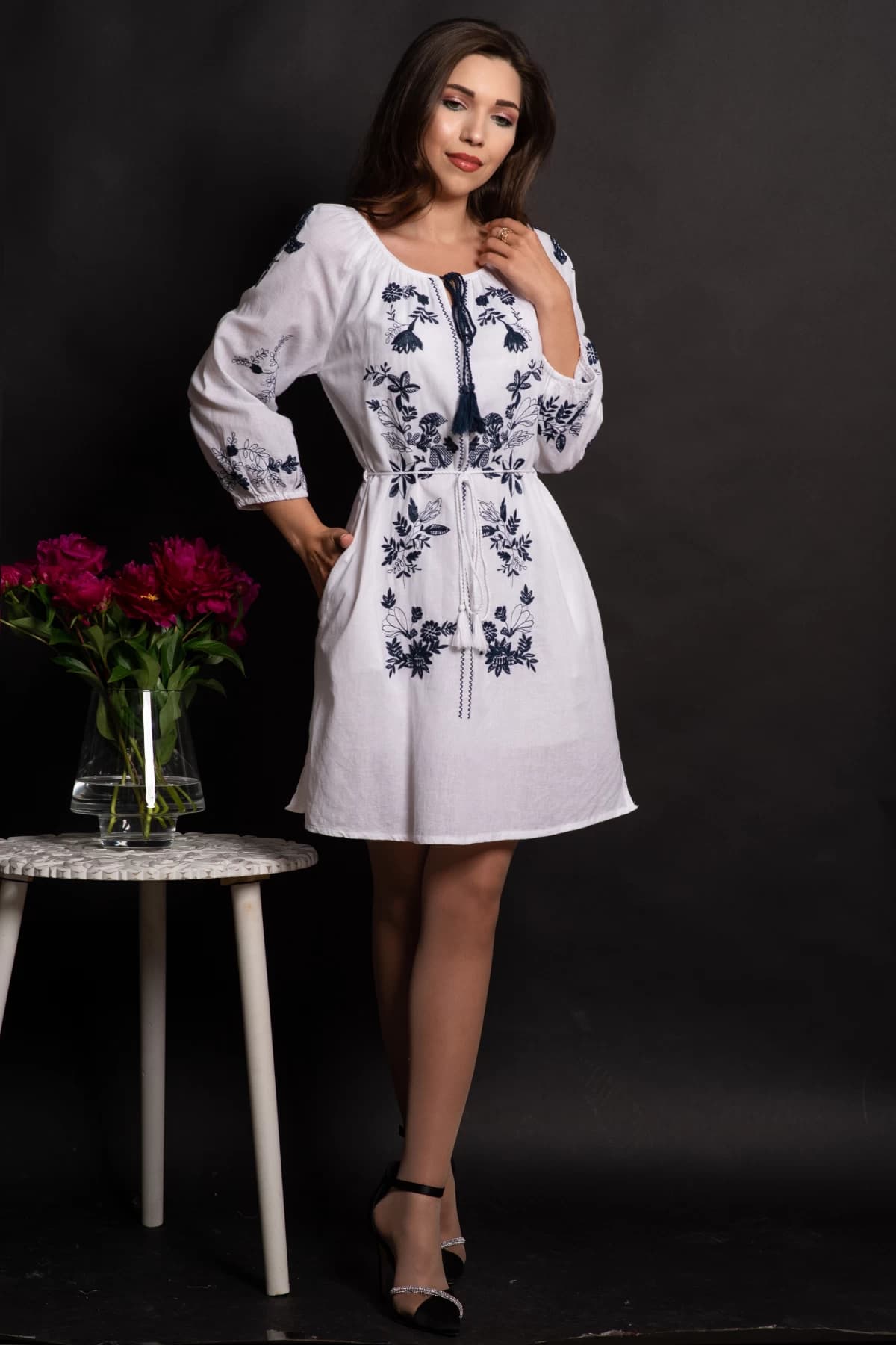 Rochie scurta traditionala din in Briseida cu broderie florala