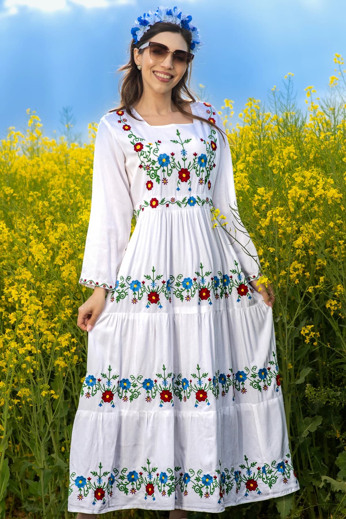 Rochie traditionala lunga alba din vascoza cu flori brodate